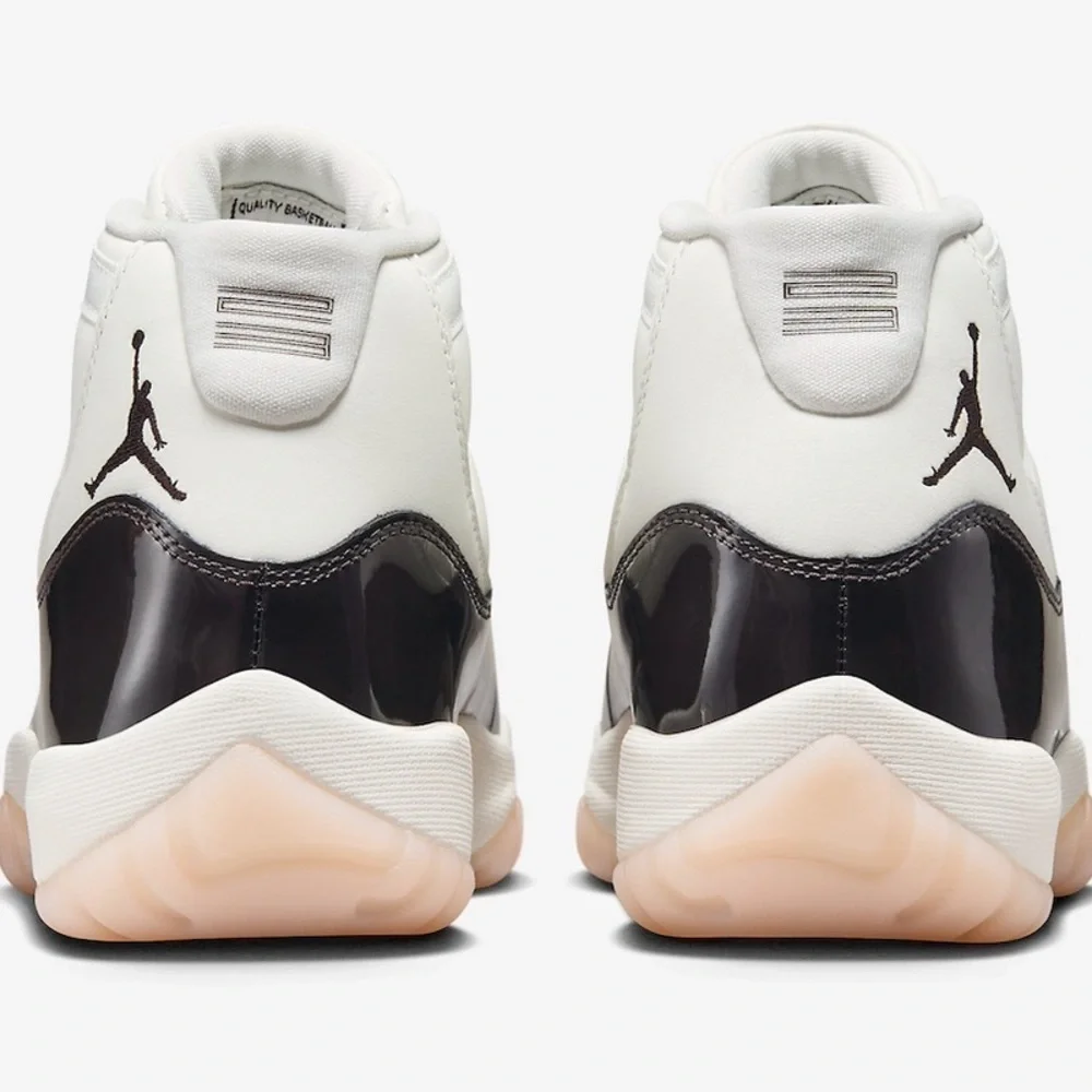 WOMEN'S AIR JORDAN 11 RETRO - 